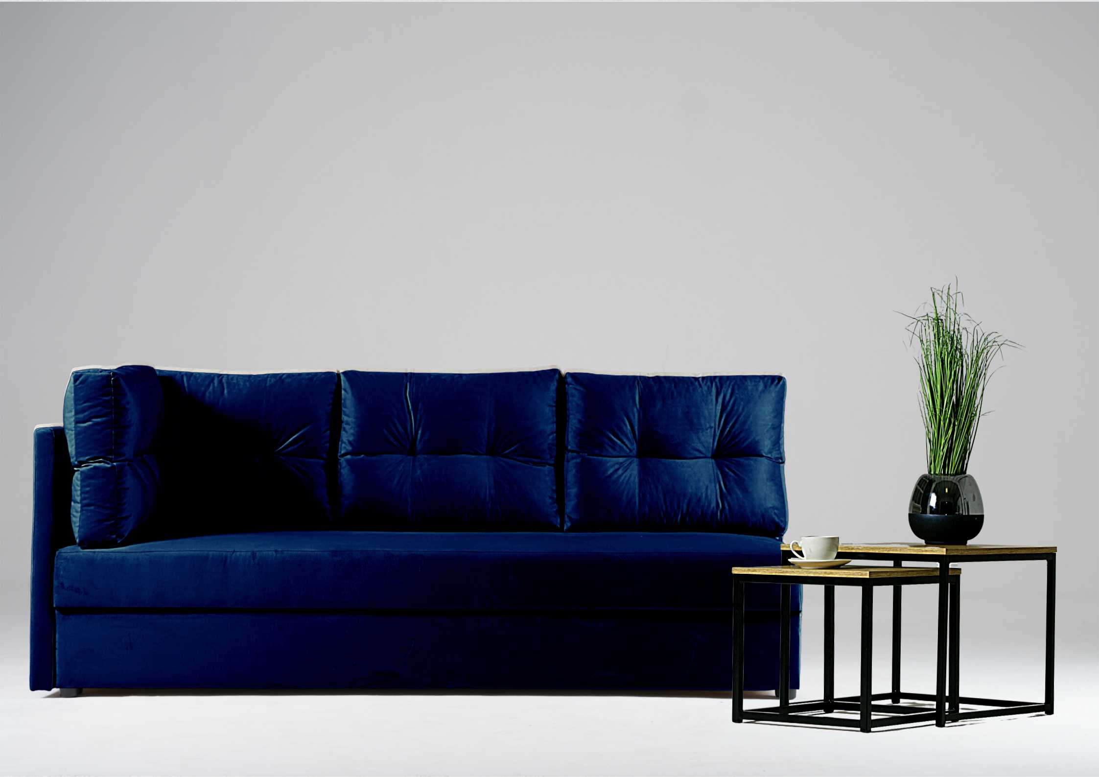 Granatowa sofa do salonu 